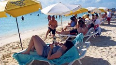 El turismo nacional representa una prioridad y debe ser tratado con especial atención para que sus vacaciones sean placenteras y regresen al Caribe mexicano.