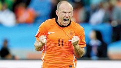 En los octavos de final vs México, Robben encaró a Rafa Márquez, quien le tocó el pie, pero el holandés se tiró como si lo hubieran fracturado. Klaas Jan Huntelaar anotó el penal y Arjen aún es considerado el culpable de la eliminación del Tri.