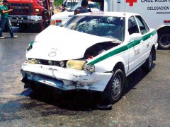 Un viraje inesperado sobre la avenida López Portillo ocasionó aparatoso accidente que dejó seis lesionados.