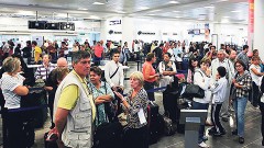 En la terminal aérea se trabaja para mejorar los tiempos de espera y revisión en coordinación con los consulados, migración y aduana, en beneficio de turistas de Colombia.