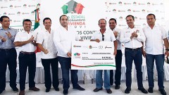 El gobernador de Quintana Roo, Roberto Borge Angulo, quien entregó el primer apoyo al señor Juventino Hernández Pérez, por un monto de 18 mil 758 pesos.