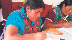 En Cancún se alfabetizó a 300 indígenas procedentes de Chiapas, Campeche, Yucatán, Oaxaca, Tabasco y Quintana Roo para que puedan alcanzar trabajos, donde como mínimo les piden secundaria.