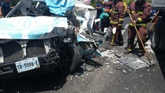 Con serias lesiones que ponen en peligro su vida, el conductor responsable del accidente fue llevado a la clínica de especialidades del IMSS.