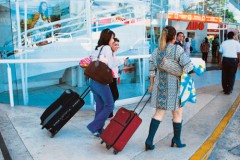 En las fiestas patrias la terminal de ADO incrementó actividades un 10 por ciento, al regalar un boleto gratis de un niño, en la compra de un boleto a destinos hacia Yucatán, Veracruz y Distrito Federal.