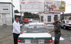 El comandante de la guarnición militar en Cancún, el general Cruz Eduardo Vega y el líder de los taxistas en Cancún, Oliver Fabro, colocarán en los automóviles mensajes alusivos a la denuncia ciudadana.