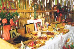 En la península de Yucatán, la celebración del Día de Muertos, se centra el 31 de octubre, primero y segundo día de noviembre, en el que se coloca un altar, con la comida y bebida preferida del difunto.