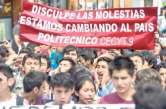 Alumnos del Instituto Politécnico Nacional, durante una marcha para exigir la derogación del reglamento interno y el plan de estudios.