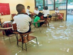Las lluvias que azotaron la ciudad de Cancún desquiciaron las actividades escolares, pero después del mediodía la actividad volvió a la normalidad y no hubo suspensión de clases en el turno vespertino.