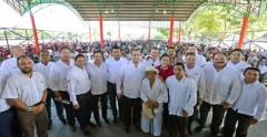El gobernador Roberto Borge Angulo y la directora general del INAES, Narcedalia Ramírez Pineda, entregaron simbólicamente cheques a 129 presentados por Organismos del Sector Social de la Economía.