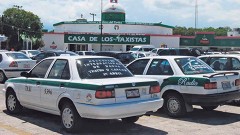 Con asombro para algunos y con resignación para otros, los usuarios de taxis de Cancún no mostraron mayor resistencia al nuevo precio de la dejada mínima, que aumentó tres pesos.