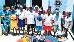 Turistas denunciaron a 17 vendedores ambulantes por vender plata falsa en playas de Cancún.