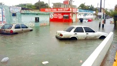 Esta es una postal de ayer en Cancún, donde los comerciantes han sido los primeros en quejarse de las inundaciones de las calles, después los automovilistas y muchos sectores afectados.