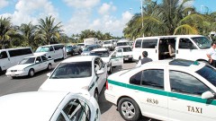 El Sindicato de Taxistas Andrés Quintana Roo en las últimas tres semanas, tiene un registro de 10 asaltos cada 7 días y al menos 280 “robos exprés” en donde les retienen el vehículo por horas en tanto adquieren otro taxi para cometer un nuevo asalto.