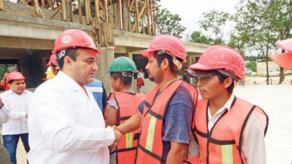 El gobernador Roberto Borge pidió a los trabajadores que pongan todo su empeño para terminar las obras pendientes en el tiempo planeado.