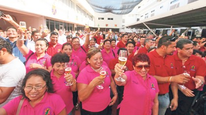 Acompañado por la presidenta del DIF Quintana Roo, Mariana Zorrilla, Roberto Borge manifestó sus parabienes a las familias de los empleados estatales, deseando que el 2016 sea mejor y que el estado siga a la vanguardia en turismo y desarrollo.
