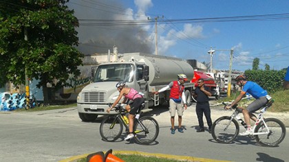 Camiones-pipa de la Marina-Armada y particulares apoyaron para sofocar el incendio.