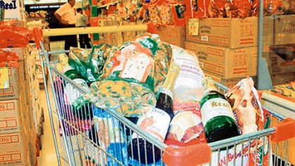 En la recta final para la celebración de Nochebuena y Navidad las amas de casa de escasos recursos tratan de gastar menos en sus compras de alimentos y regalos.