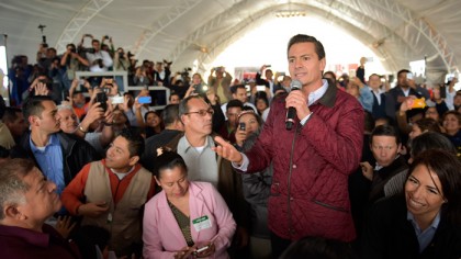 El presidente Enrique Peña Nieto entregó un distribuidor vial, escrituras y títulos de propiedad en su gira por Tabasco.