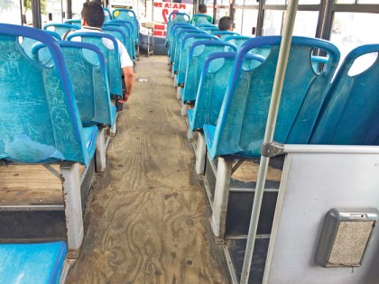 Autobuses urbanos de pasajeros de Cancún circulan por la zona hotelera desvencijados y algunos hasta sin piso de neopreno, como aquí se aprecia.