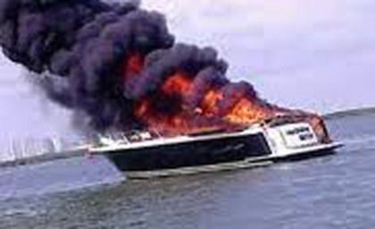 Una embarcación, cuyo precio oscila entre los 800 mil y el millón de pesos se incendió inexplicablemente en el muelle de la Marina Aquatours, en la zona hotelera.