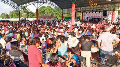 El gobernador Roberto Borge convivió con unos 2 mil vecinos de Lázaro Cárdenas, con motivo del Día de la Amistad.