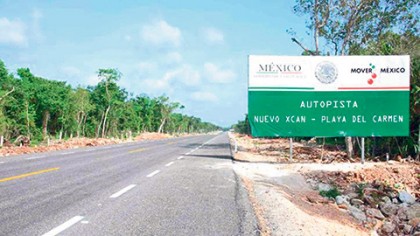 Mejor conocida como la “Autopista del Mayab”, la Mérida-Cancún es una vía de 4 carriles con 241 km de longitud.