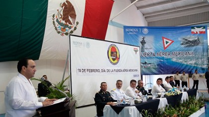  El gobernador Roberto Borge Angulo, acompañado por el alcalde Fredy Marrufo Martín, y el presidente del Congreso del Estado, Pedro Flota Alcocer, asistió en Cozumel a la ceremonia conmemorativa del 101 aniversario de la Fuerza Aérea Mexicana