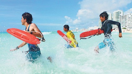 En la lupa, los bañistas de Cancún, al reforzarse la vigilancia en las playas públicas a fin de evitar desgracias en la próxima temporada vacacional de Semana Santa.