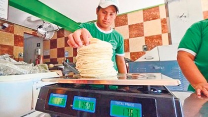 Actualmente, el precio de la tortilla fluctúa entre 14 y 15 pesos, dependiendo de la calidad de la harina de maíz; no está oficializado, sino depende de la oferta y la demanda del consumidor.