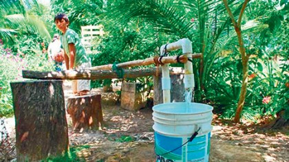 En las zonas irregulares los vendedores de agua de garrafón hacen su agosto al vender el agua hasta en 35 pesos en agravio de la población, que al menos un 50 por ciento tiene parásitos al consumir agua de pozo.