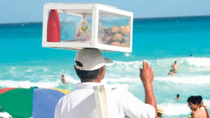 Como ex pescador sólo pudo salir adelante con la venta de comida en las playas, ya que intentó poner un negocio, pero la burocracia lo venció.