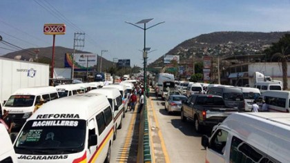 Transportistas de Guerrero se manifestaron ayer y bloquearon por varias horas la Autopista del Sol.