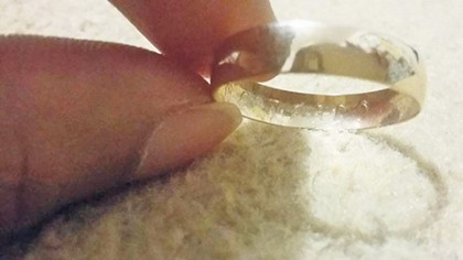 Como pocas veces se ha visto, este anillo de oro regresó a sus dueños, luego que fuera encontrado por un buen samaritano.