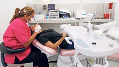 En Quintana Roo el 90 por ciento de la gente padece caries, gingivitis y enfermedades del tracto digestivo por la falta de productos de higiene bucal básicos para la limpieza de su dentadura y boca.