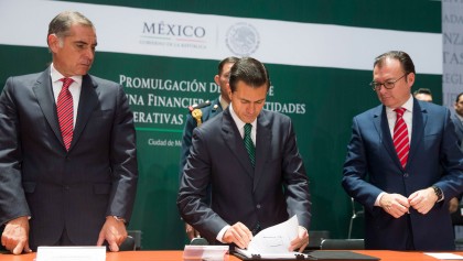 El presidente Enrique Peña Nieto, durante la Promulgación de la Ley de Disciplina Financiera de las Entidades Federativas y los Municipios.