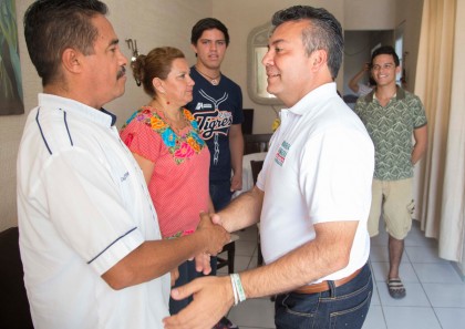 Como cuando fue presidente municipal, el ahora candidato visita los hogares de los playenses para conocer sus opiniones.