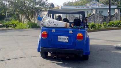 A pesar del nuevo reglamento, los habitantes de Cozumel siguen transportando tanques de gas en vehículos.