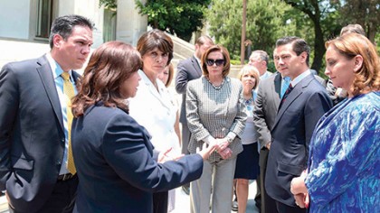Los congresistas estadunidenses expresaron su reconocimiento a Enrique Peña Nieto por su liderazgo y los logros institucionales alcanzados en los tres años que lleva su gestión.