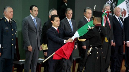 Enrique Peña Nieto encabezó la ceremonia de Protesta de Bandera de los Soldados y Marinos del Servicio Militar Nacional Clase 1997.
