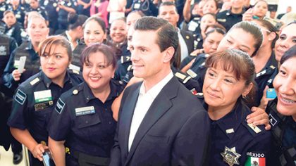 Enrique Peña Nieto encabezó la celebración del Día de la Madre en el Centro de Mando de la Policía Federal, en Iztapalapa.