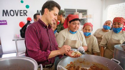 El presidente Enrique Peña Nieto, en la comunidad de Tres Palos, entregó virtualmente 200 comedores más al estado de Guerrero.