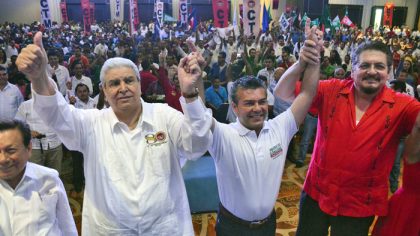 El dirigente nacional de la CTM, Carlos Aceves del Olmo, levanta la mano de Mauricio Góngora Escañante, en señal y compromiso de triunfo el 5 de junio.