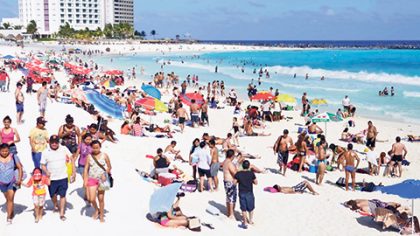 Limpieza de playas ante la próxima temporada vacaciones de verano queinicia en julio y termina el 23 de agosto, de acuerdo con el calendario de la Secretaría de Educación Pública.