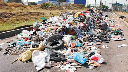 Más de una semana se tarda el camión recolector de basura en colonias como Villas Otoch y 212, donde la población tiene que lidiar con la contaminación en la zona.