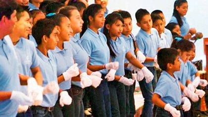 Un total de 40 niños del coro Manos Blancas ofrecerán conciertos para sordos por menores con capacidades diferentes, a fin de promover la inclusión y empatía.