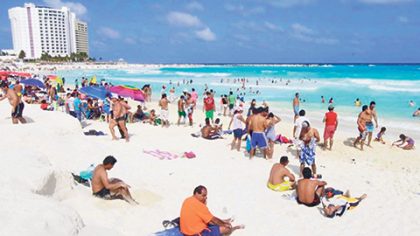 Playas abarrotadas lucieron este fin de semana; el calor invitó a la población a darse un chapuzón, al igual que los turistas que broncearon su piel al tomar el sol sobre la blanca arena de los balnearios.