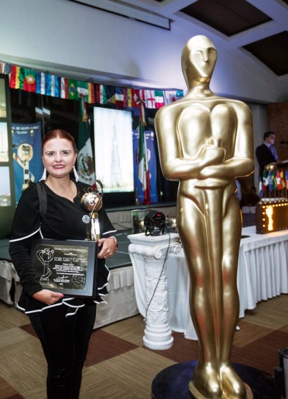 La editora de espectáculos de DIARIO IMAGEN, Gloria Carpio, recibe el Premio a la Alta Calidad y Excelencia, que otorga la Global Quality Foundation, por su trayectoria periodística.