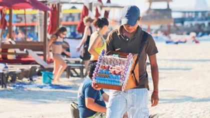 El accionar de los vendedores ambulantes es estimulado por el gobierno municipal, a través de extender permisos, que se multiplican con los comerciantes de las playas.