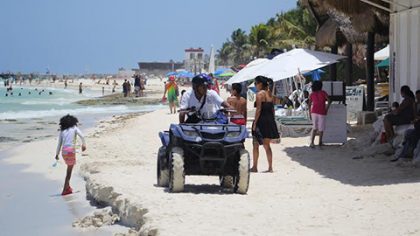 Las principales playas y avenidas de Playa del Carmen se encuentran abarrotadas de visitantes.
