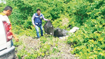 La Dirección de Protección Civil de Puerto Morelos, detuvo a dos personas justo en el momento en el que se encontraban depositando sus residuos sólidos en áreas verdes.